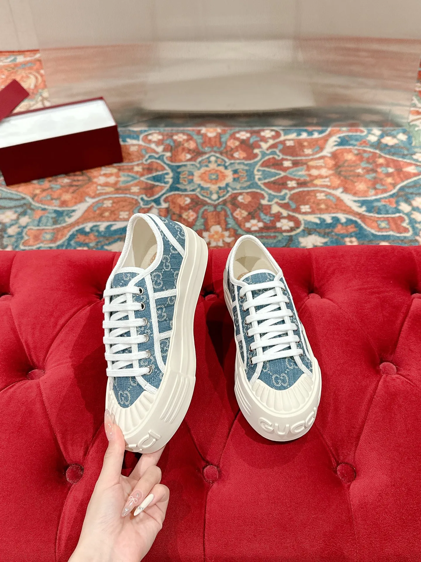 👟👟Ex-factory price 520👟👟 Women's models are new🆕 Arrival Gucci tennis 1977 classic Loft series canvas shoes... 2025 hot recommended model, G+1977×Disney cooperation series... GG canvas is made of finished products and incorporates brand elements. The retro style is rich, the classics and feelings are perfect for recall! Each color fabric developed by the original version is customized by the original version, and we pursue the ultimate in large-scale products! Market-level top version ⚠ Fabric: Customized GG cloth electric embroidery/5D washed distressed canvas Lining: Customized terry cloth lining (the feet are fitted and cannot be disassembled) Outsole: Original molded TPU two-color outsole Size: 35-40 (41 customized)